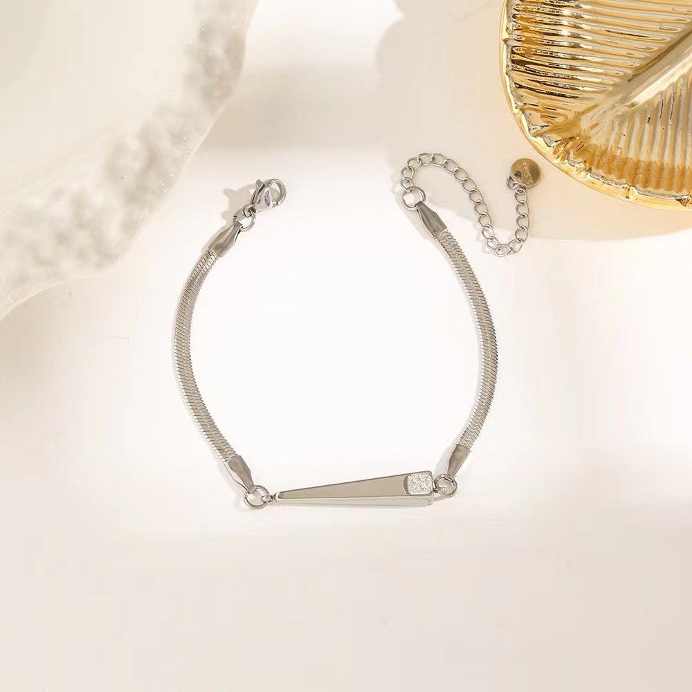 Pulsera de trébol de acero titanium vendedora caliente transfronteriza europea y americana con incrustaciones de concha pulsera colgante pulsera de diseño avanzado sin desvanecimiento al por mayor