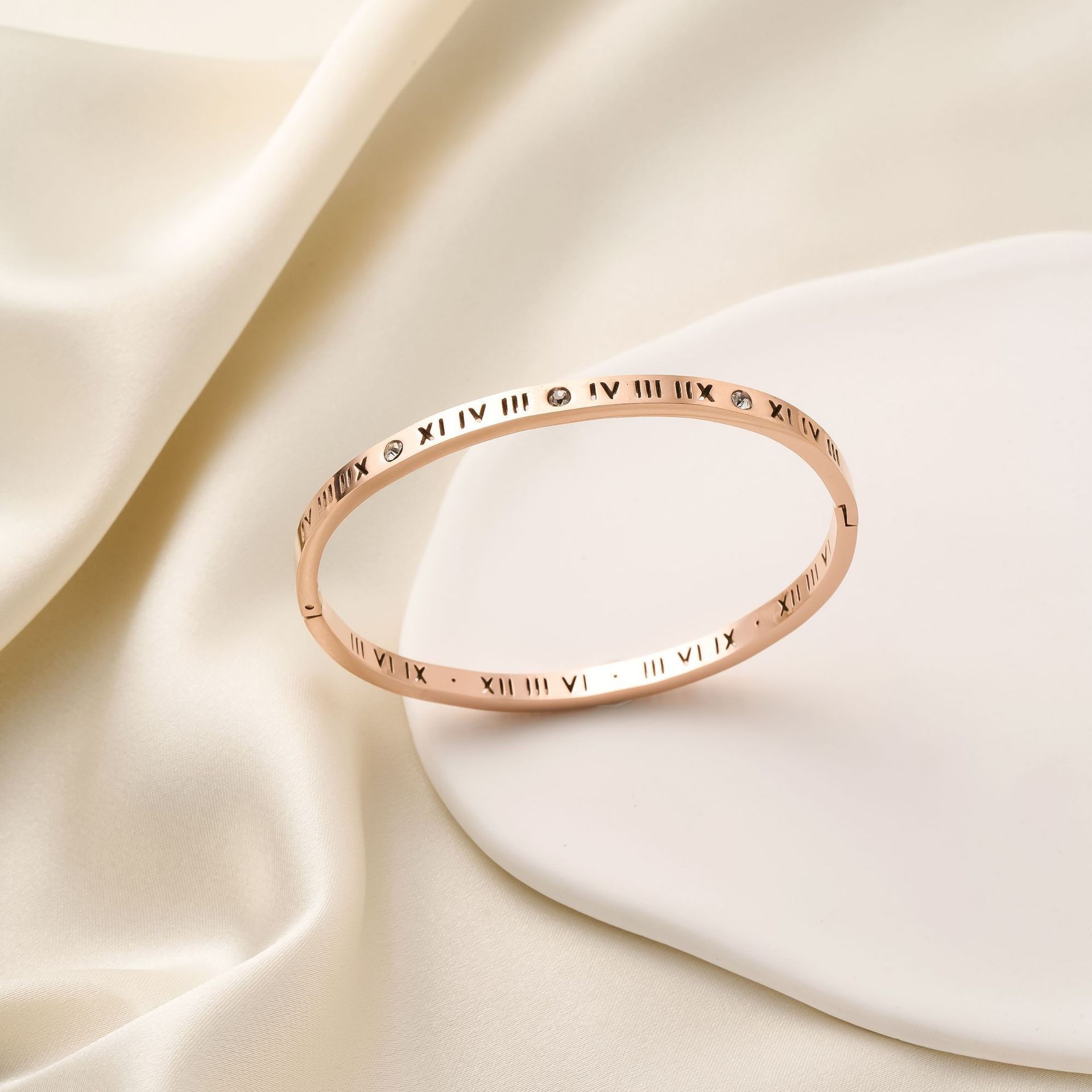 Cielo estrellado pequeña cintura pulsera de acero de titanio mujer de alto grado sentido llano anillo pulsera luz nicho de lujo