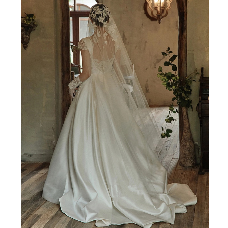 Satín francés ligero vestido de boda nueva novia simple retro cola encaje vestido de estilo de puerto de salida hilo