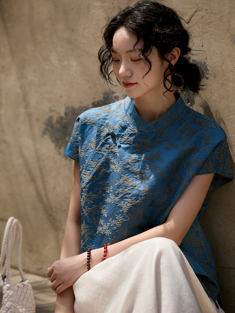 Áo kiểu nữ hè phong cách Trung Hoa, chất liệu jacquard hoa văn nổi, tay ngắn — màu xanh