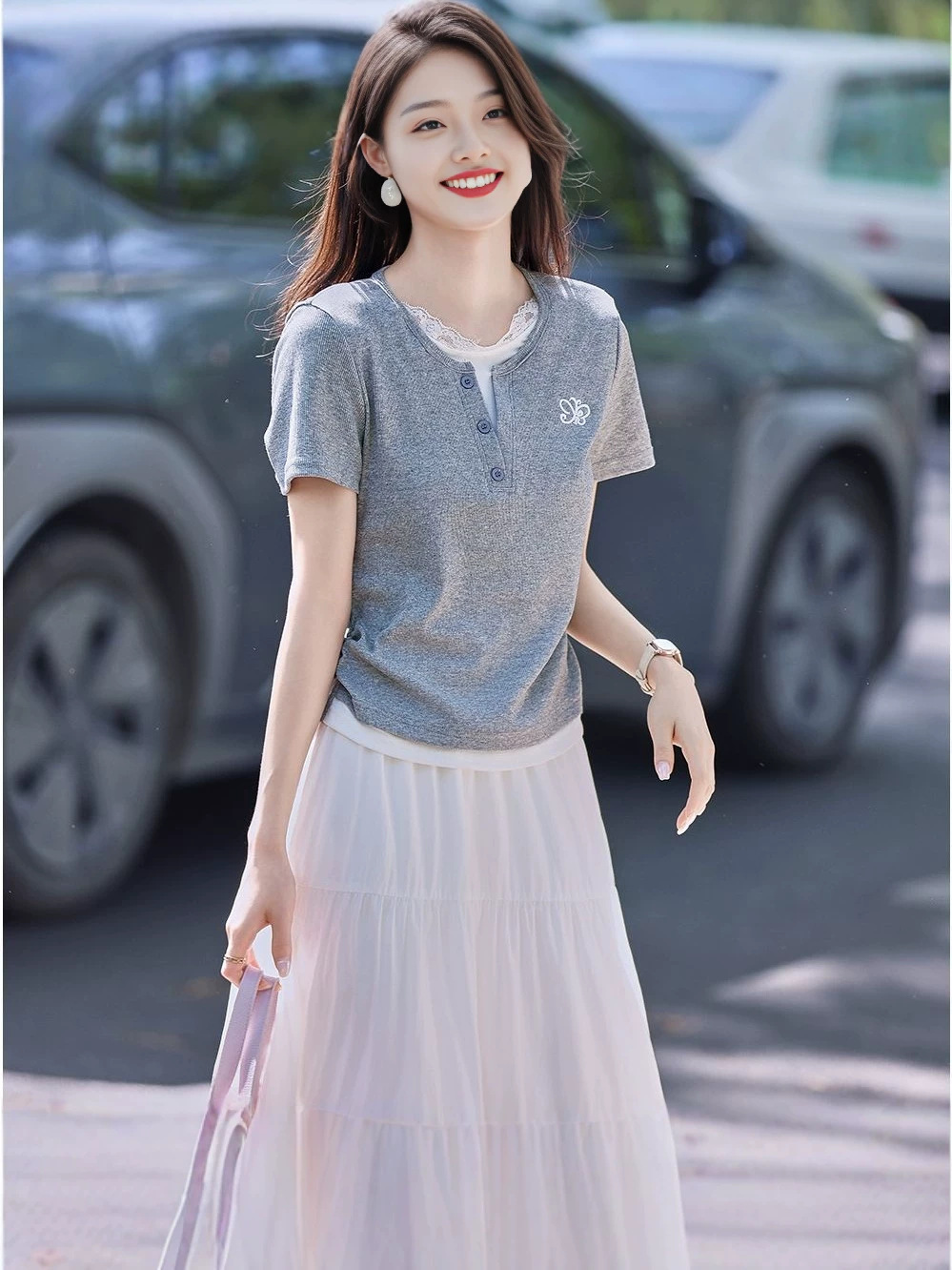 Áo thun nữ tay ngắn cổ ren phối ren, thêu họa tiết, dáng ôm gọn — màu xám
