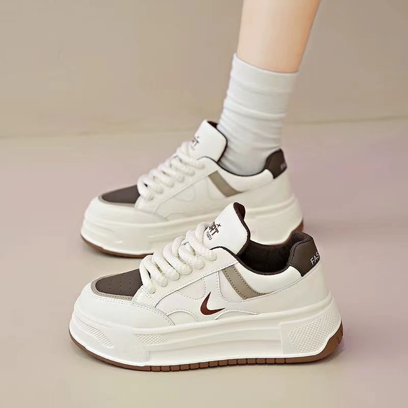 Pequeños zapatos blancos para mujeres 2024 nuevos zapatos deportivos casuales de soleas gruesas de otoño que coinciden con el nicho de los zapatos de entrenamiento de moda