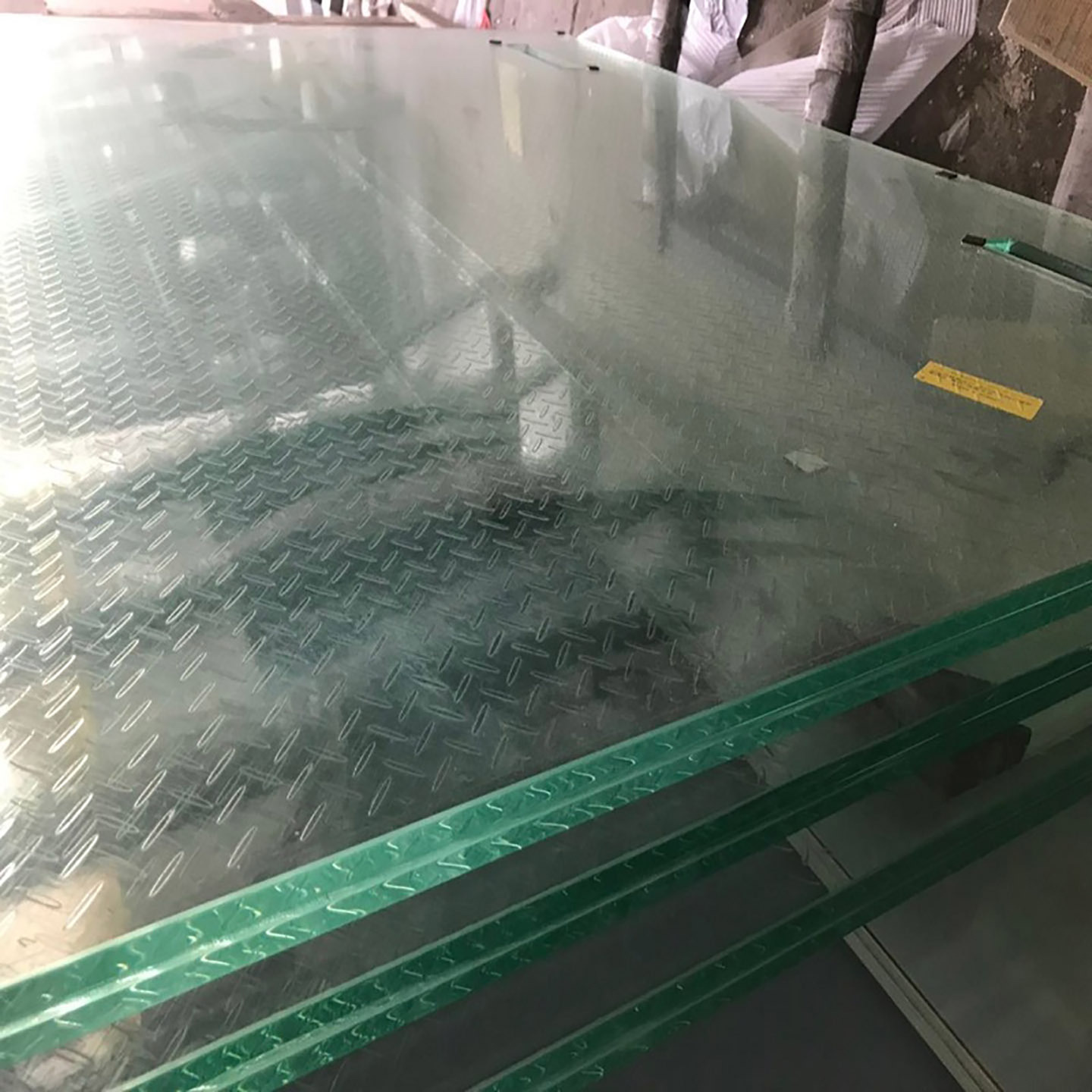 供应防滑玻璃 钢化夹胶防滑八字纹 小圆点地板楼梯踏步走廊栈道