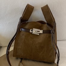 今年流行爆款小包包女秋冬百搭2025新款复古斜挎包韩版手提水桶包