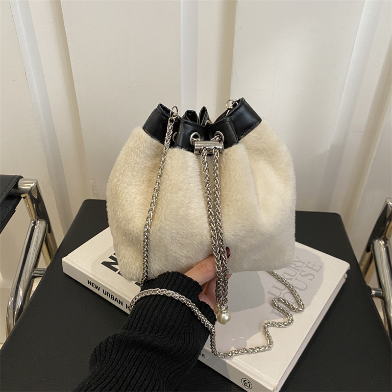 Mujeres de invierno de estilo extranjero bolsa de mochila de estilo extranjero personalidad 2024 nueva moda bolsa casual de moda dulce cadena bolsa de cubo de moda