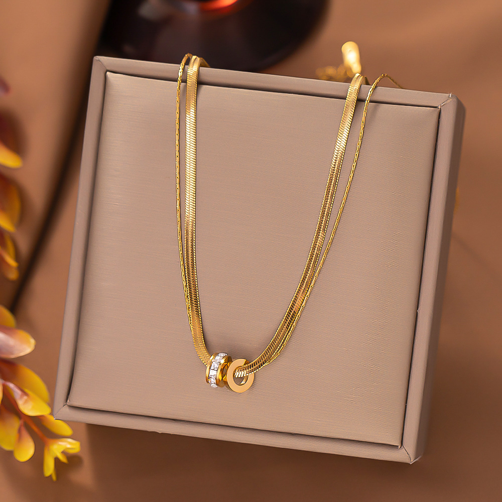[collar de acero de titanio dorado + acero] collar de amor de nicho con cadena de clavícula avanzada en la moda de lujo ligero femenino