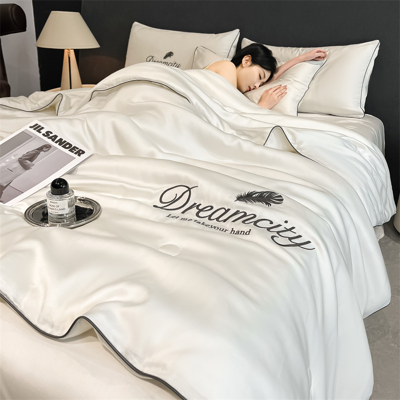 クラスA 洗えるアイスシルクサマーキルト 4点セット 夏用クールキルト 裸で寝られる 刺繍入りエアコンキルト 冷感シルクサマー薄手キルト|undefined