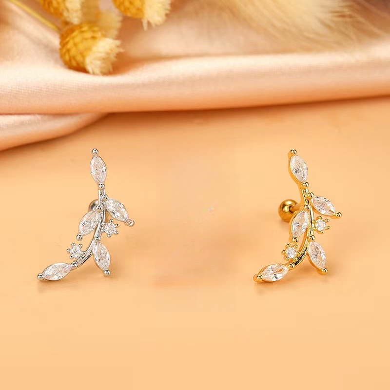 Silver pointed spike labret stud material detail