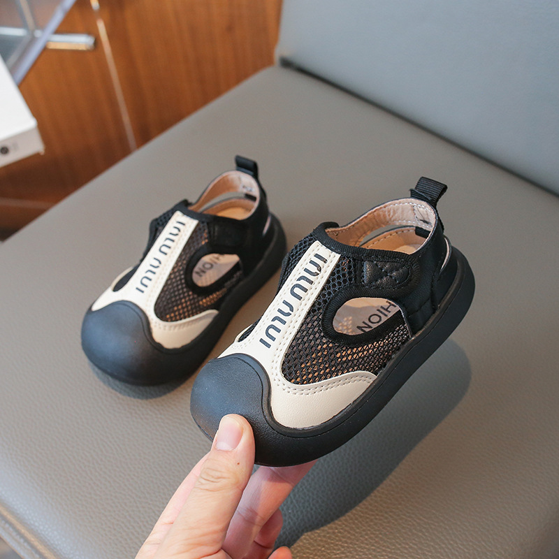 Zapatos para bebés para niños, malla para niñas, zapatos para niños pequeños Baotou transpirables, nuevos zapatos de playa casuales para niños de verano 2025
