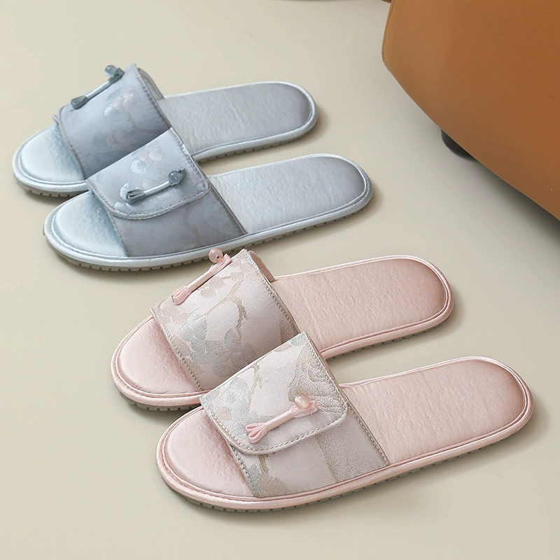 Производители тапочки женские наружные носить 2025 новый весенний нескользящий мягкий фон с высоким содержанием ткани тапочки для дома дикий шелк