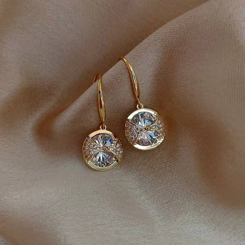 Agujas de plata con diamantes amor pendientes retro simple coreano alta sensación dulce temperamento diversificado pendientes al por mayor mujeres