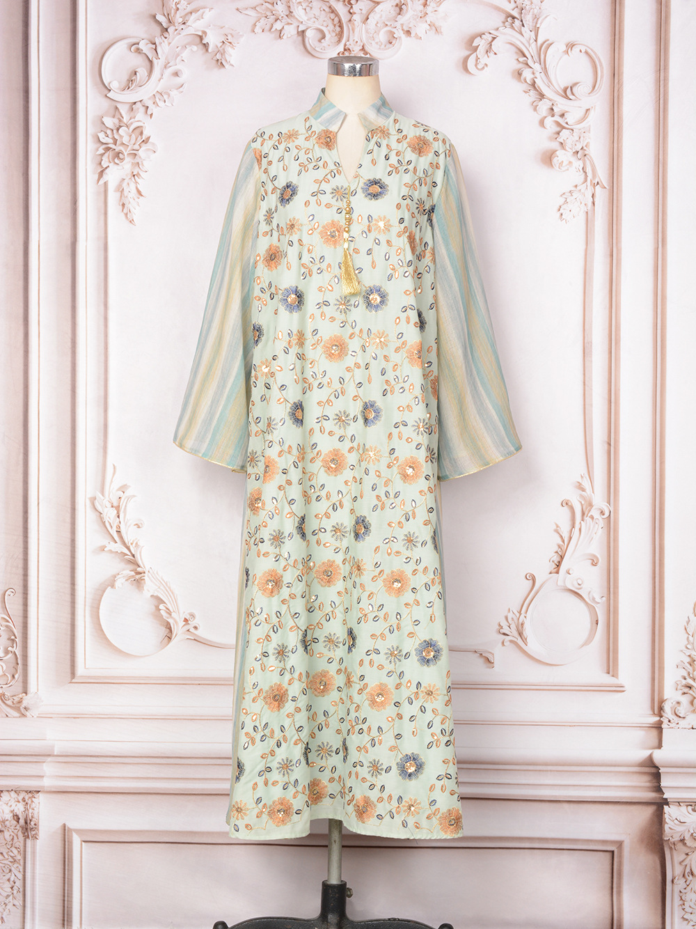 Elegante abaya araba con ricami e paillettes da donna_voghion.com