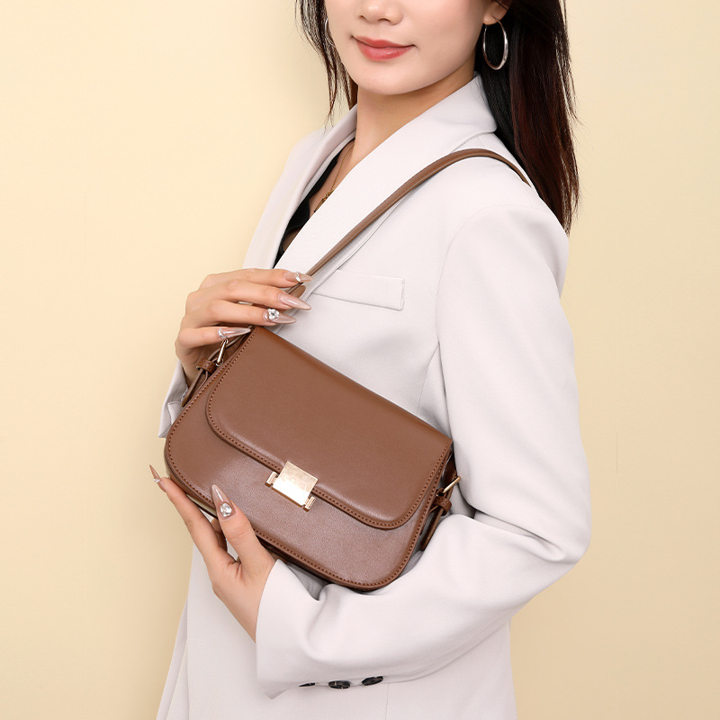 Hong Kong compra bolsos para mujer 2025 nuevo bolso de mensajero bolso de tofu bolso pequeño de hombro y axila bolso femenino de alta calidad