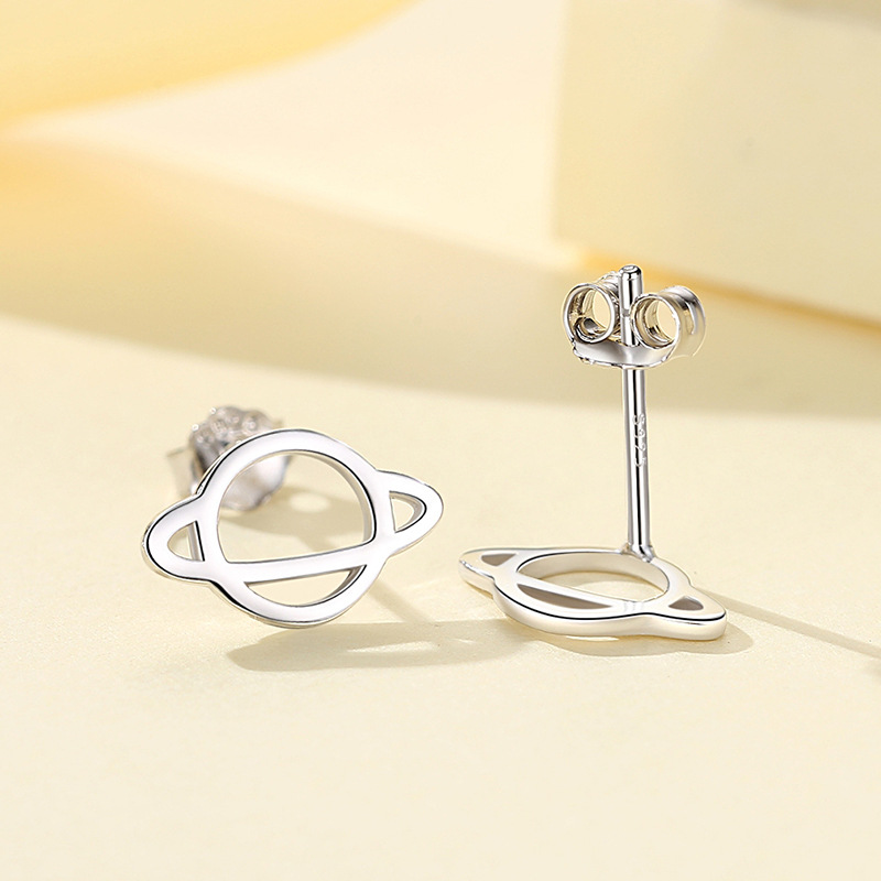 Plata esterlina s925 pequeño planeta simple temperamento pequeño oído espárragos estudiantes todo partido sueño sin recoger pendientes al por mayor