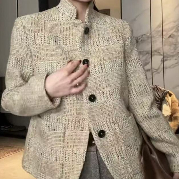 Autumn new collection: a chic and elegant wool blazer with a stand-up collar, in a short, slimming style, perfect for women Autumn new collection: a chic and elegant wool blazer with a stand-up collar, in a short, slimming style, perfect for women