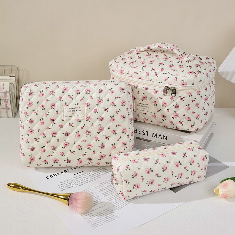 Ins-style quilted floral large-capacity cosmetic bag, portable travel toiletry bag, high-quality cosmetic organizer