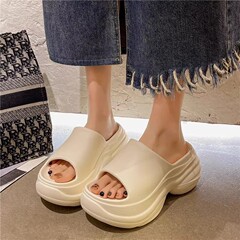 サンダルeva女性は糞感を踏んで厚い底の家庭用室内滑り止めを着ています。