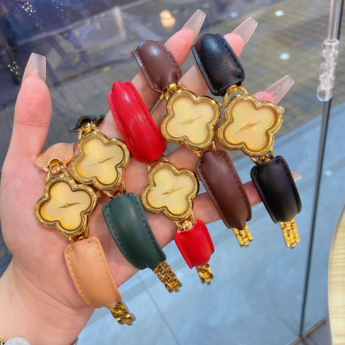工厂直销小香风四叶草手镯表皮带手镯式女表现货跨境外贸爆款手表
