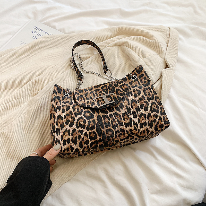 Este año, la popularidad de la bolsa de gran capacidad de leopardo para mujeres 2024 nuevo otoño versátil mochila de viaje bolsa de cadena de hombro