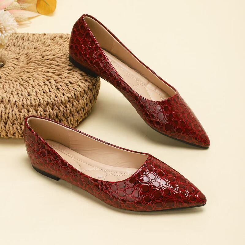 Burgundy Crocodile-Patterned Pointed-Toe Shallow-Mouthed Flats, Comfortable Flat-Soled Soft-Soled Versatile Women's Shoes for Commuting, Retro Style, Sgs Certified