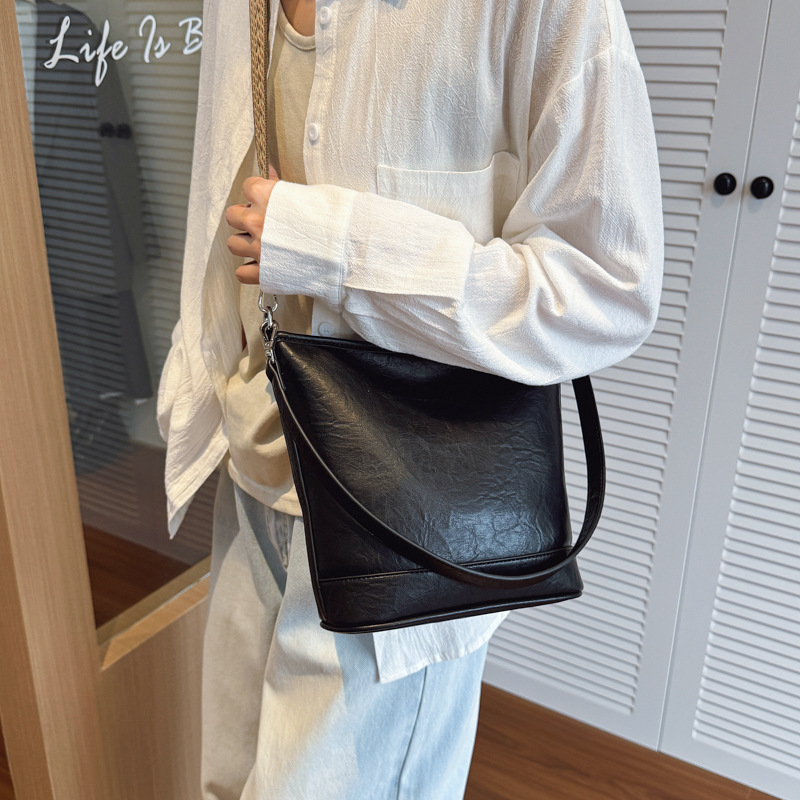 Bolsa de cubo de gran capacidad de cara suave coreana para mujeres otoño / invierno 2025, nueva moda simple bolso de hombro retro bolso de mochila