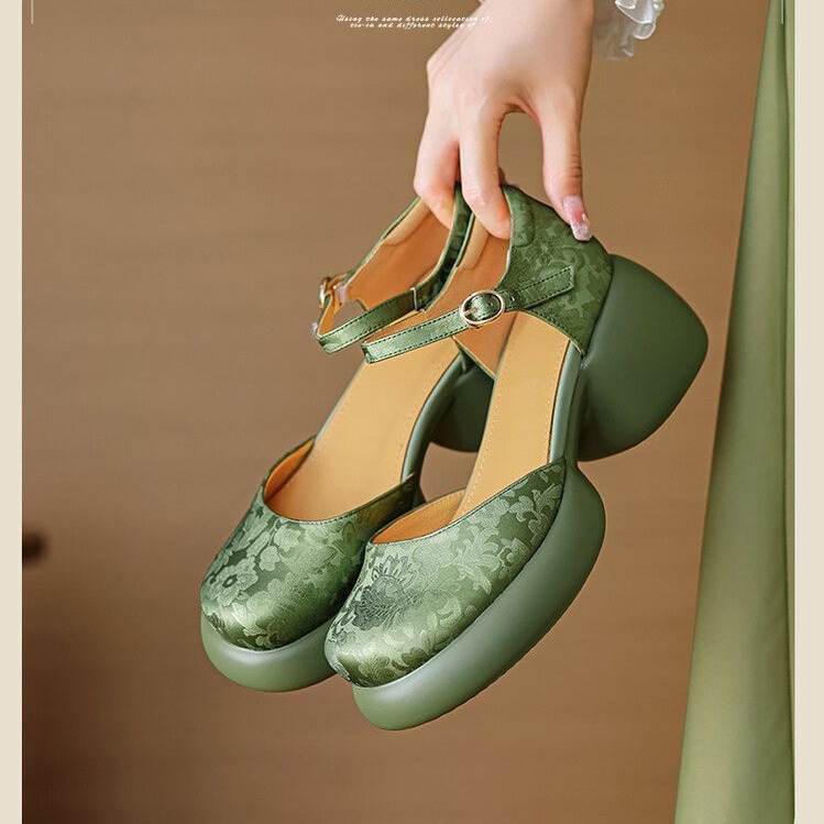 Hecho a mano 2024 nuevo verano una palabra botón sandalias de cabeza de bolsillo para mujeres con suela gruesa aumentando la altura de un solo zapato para mujeres con suela de muffin nuevo estilo chino