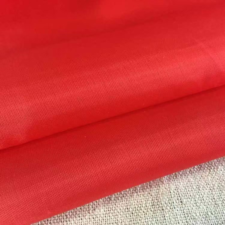 Tela fina roja de 10 cm de ancho con bordes termosellados.
