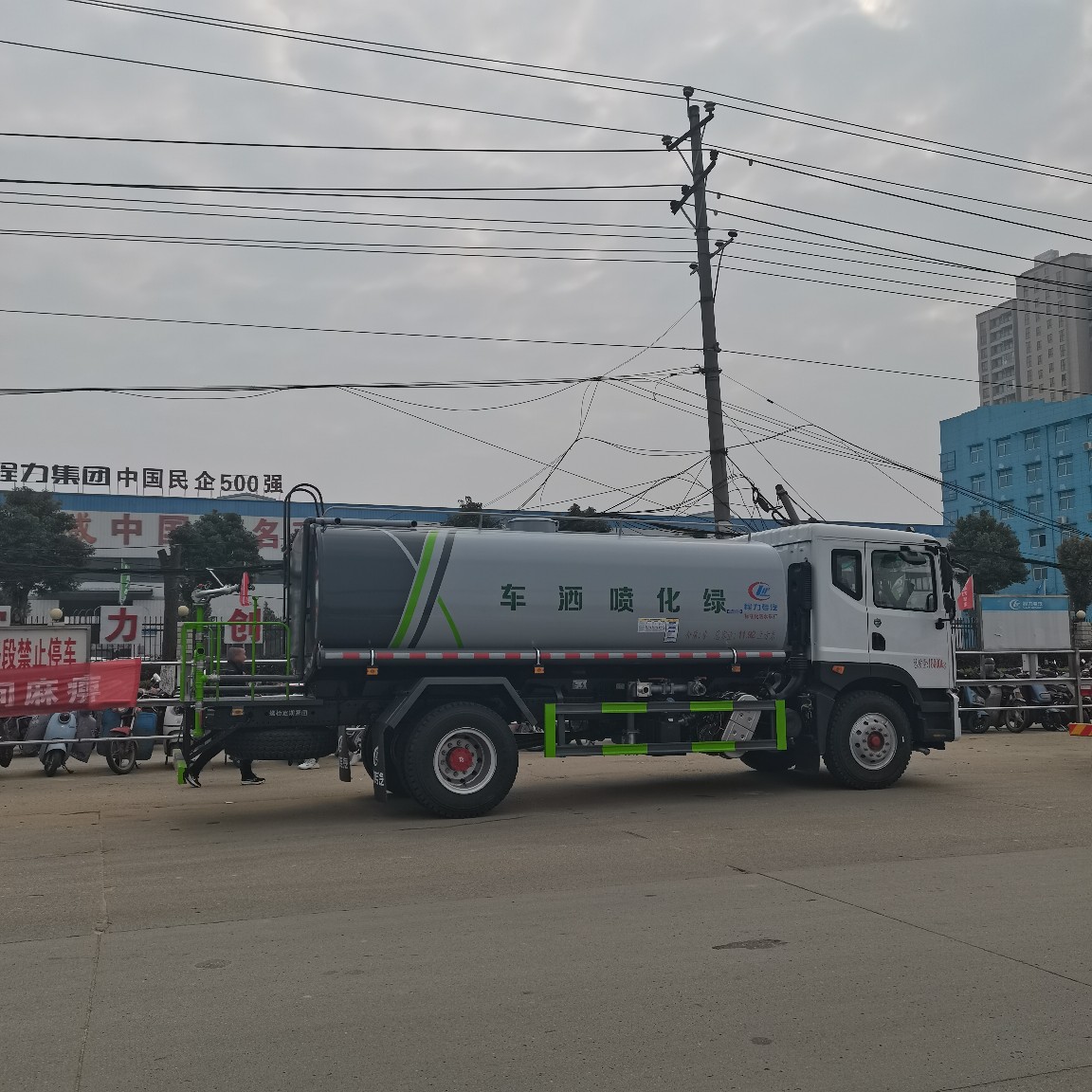 In-Stock Sales of Large Fog Cannon Spray Trucks, Construction Site Dust Suppression Trucks D9, and Dongfeng 15 Cubic Meter Garden Watering Trucks