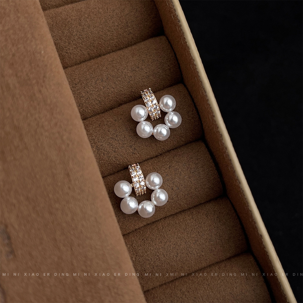 Cubic Zirconia And Pearl Stud Earrings For Everyday Elegance_voghion.com