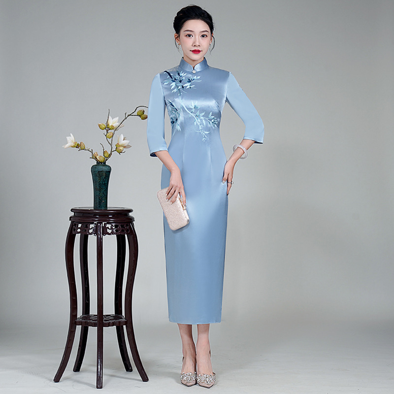 Xi mother-in-law wedding banquet dress mother dress small embroidered Cheongsam noble young can wear 2024 New Spring at ordinary times