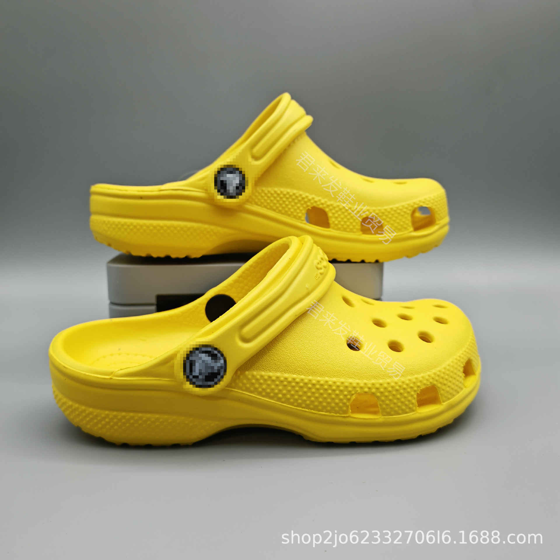 Fábrica de venta directa de zapatos de hueco de niños y niñas, zapatos de verano respirables antideslizantes zapatillas de playa ligeras al por mayor