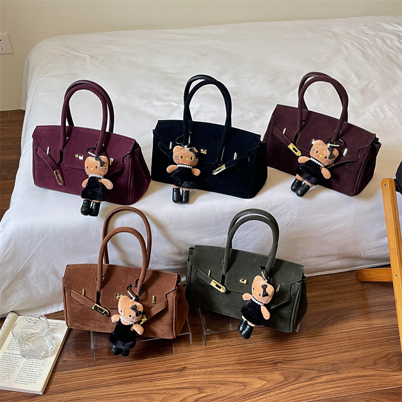 Stylish women's suede Kelly bag, a versatile and elegant shoulder bag perfect for commuting, with a simple, trendy design and large capacity for crossbody wear