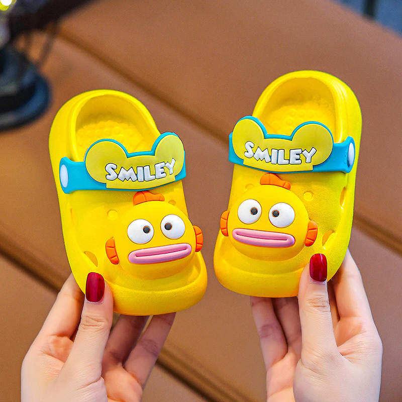 Nuevas zapatillas infantiles de verano para niños antideslizantes domésticos de dibujos animados para bebés con base suave zapatillas frías agujeros