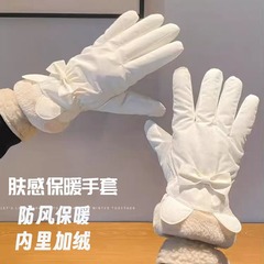 冬の暖かいタッチパネルの学生の女性は厚い綿を加えて自転車に乗ります。