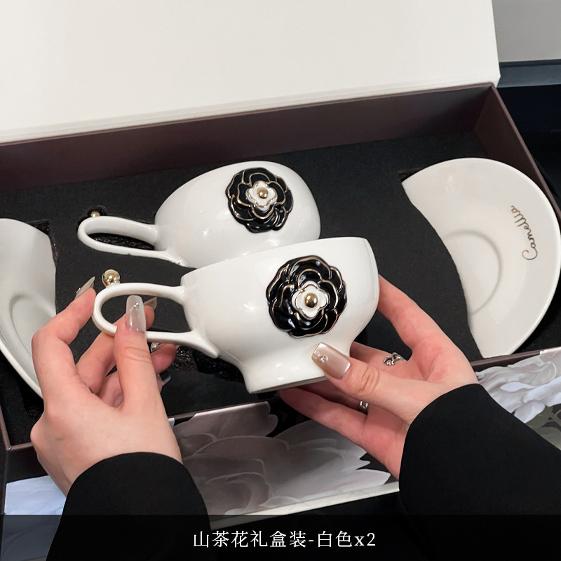 Luz de lujo camellia cerámica pareja taza de café de alto valor de la cara taza de agua de desayuno leche acompañante regalo de mano taza de té de la tarde platos
