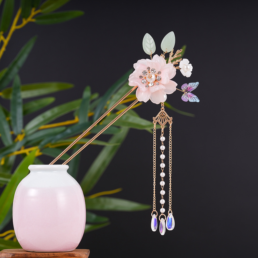 Elegant hair accessory with tassels pearl
