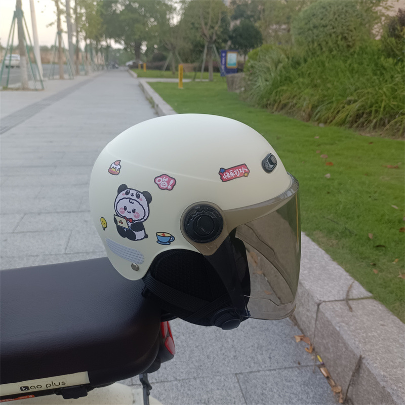 New national standard 3C years old children 1-5 years old electric car motorcycle four seasons universal ear protection adjustable helmet half helmet
