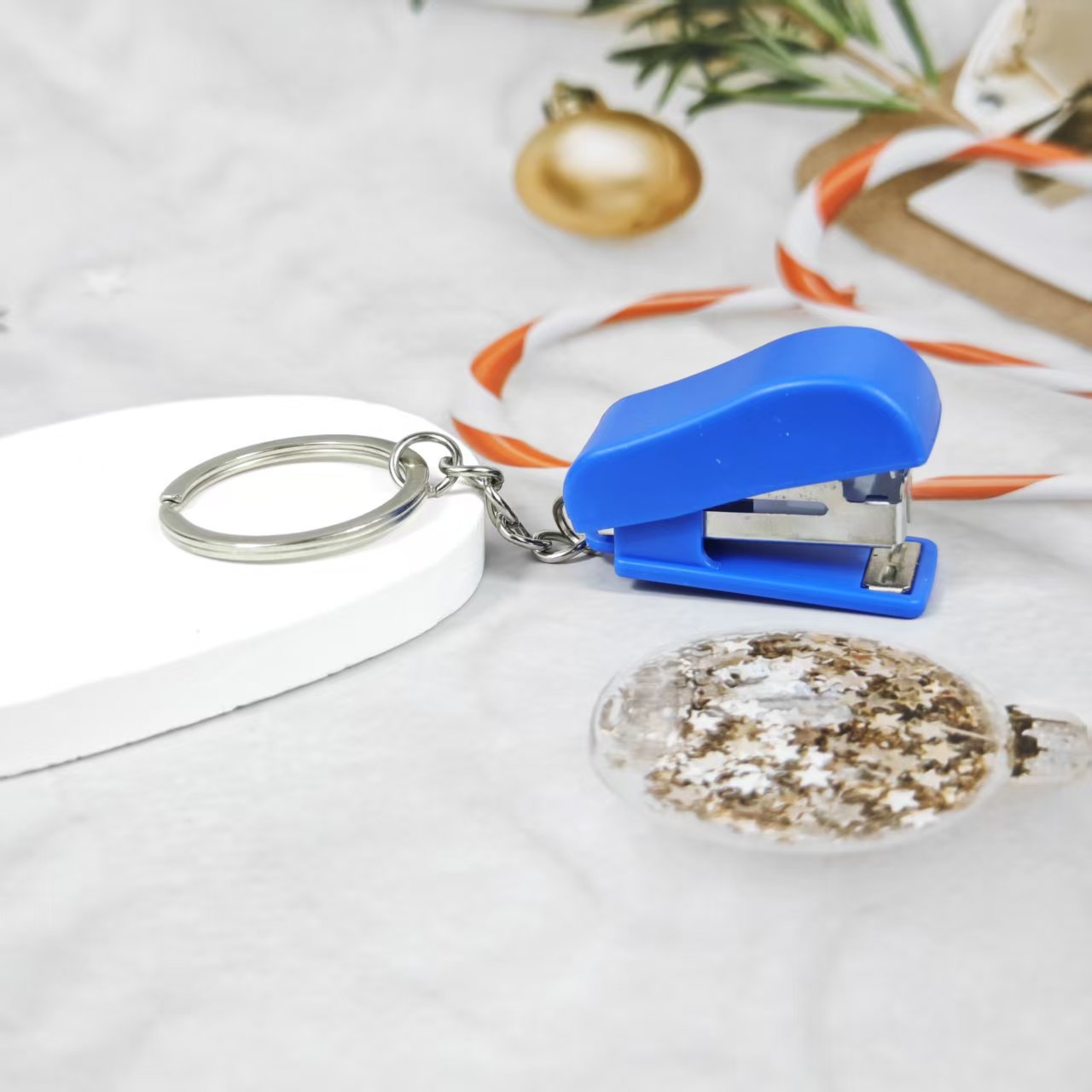 Mini grapadora de dibujos animados transfronterizos macarón llavero estudiantes grapadora creativa colgante conveniente al por mayor