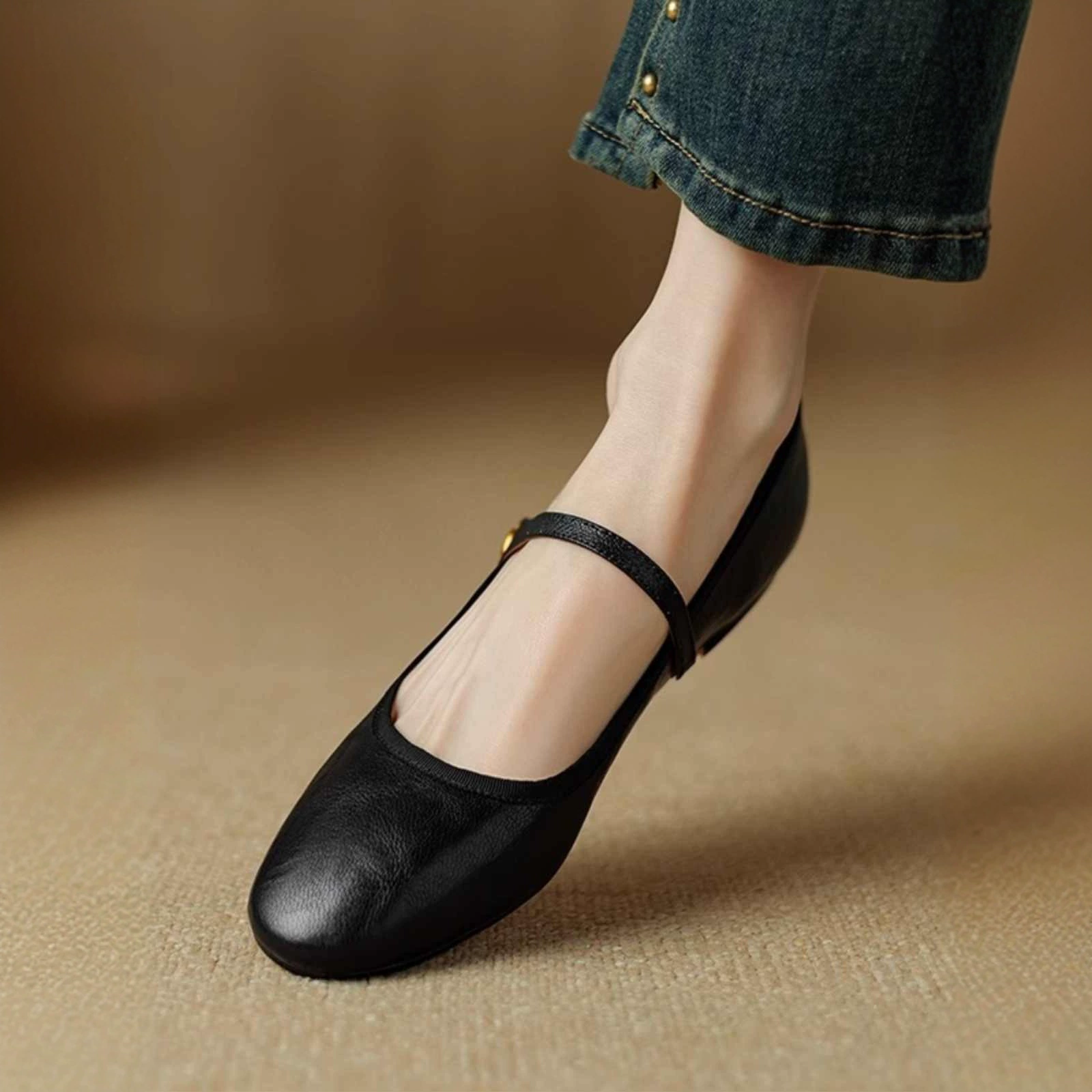 В наличии: Туфли-балетки из мягкой кожи во французском стиле, модель 2025 года, весна-осень, с золотой пряжкой в виде камелии, на одной лямке