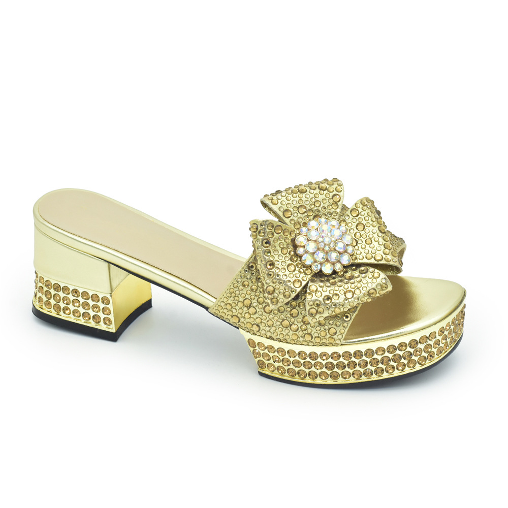 Accessorize the evening with applique studded high-heeled sandals and a full cloth small flash diamond dinner bag set with sandals_voghion.com