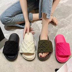 新しい厚い底のスリッパの女性の夏の外は松の餅のレリーフのマジックを着てパンの靴のネットの赤いファッションの砂浜のサンダルを貼ります。