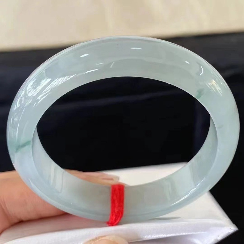 Vòng tay ngọc bích tự nhiên Miến Điện loại A, màu xanh lá nhạt, băng cao, đường kính trong 52–64 mm chi tiết 1