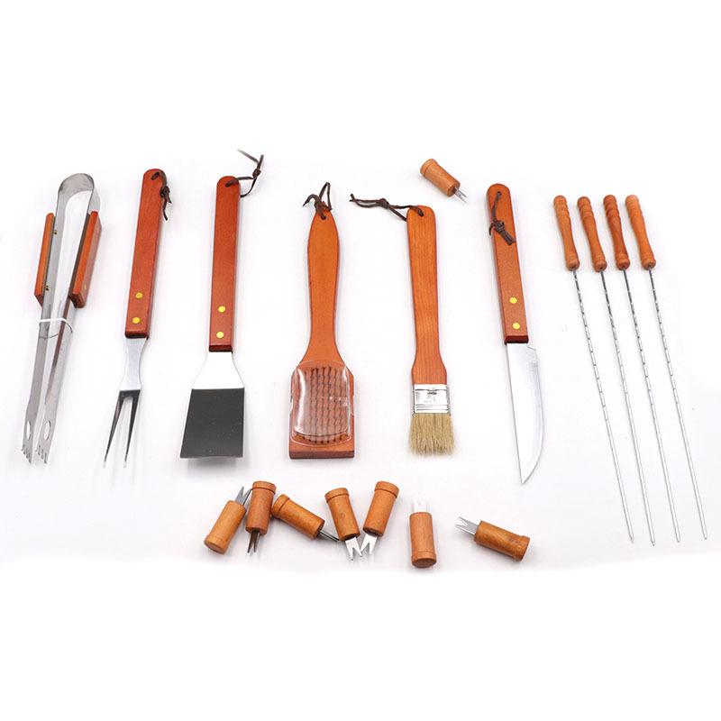 Juego de parrilla de barbacoa de acero inoxidable caja de plástico mango de madera de 18 piezas herramienta de barbacoa limpieza mango de madera cepillo fuente de fábrica