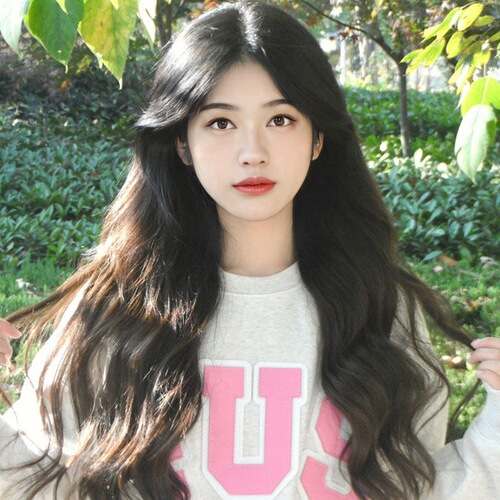 Hair extension for women with long curly hair, trendy influencer style, face-shaping parting, large waves, synthetic hair strands, full headpiece.