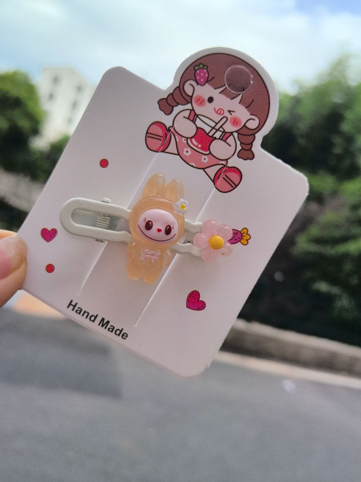 빛나는 모델-오프-화이트