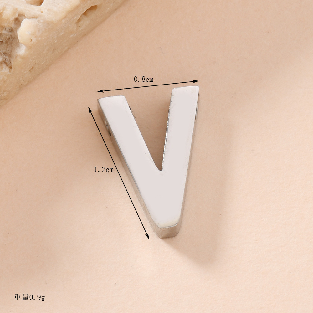 Venta caliente transfronteriza 26 letras inglesas colgantes de agujero recto collar de acero inoxidable colgantes accesorios de letras de bricolaje fabricantes de joyas