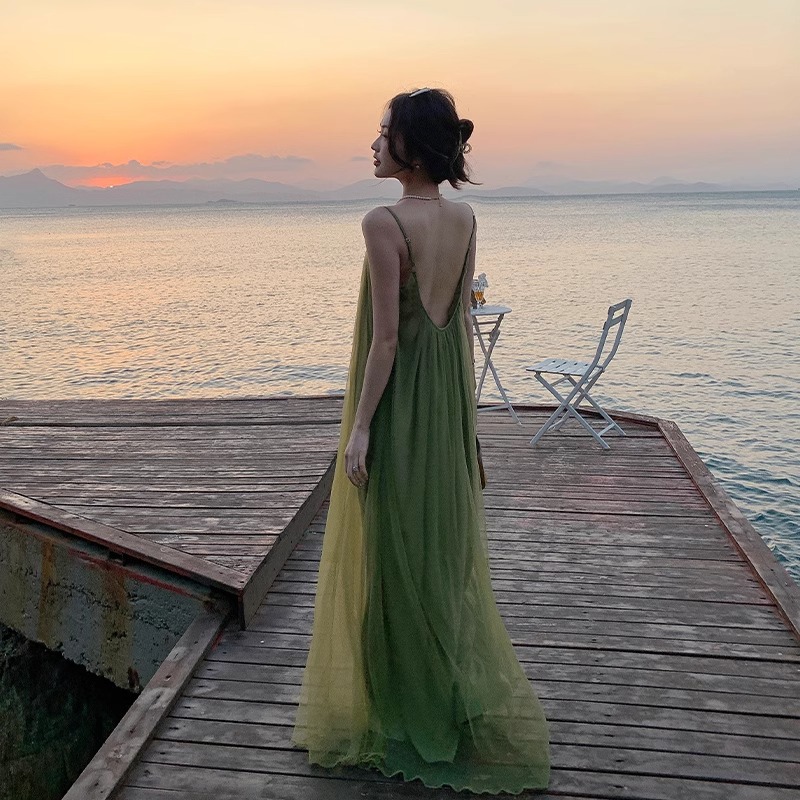 관광 사진 해변 휴가 녹색 해변 드레스 여름 새로운 섹시한 백리스 서스펜더 슬림 드레스 롱 스커트