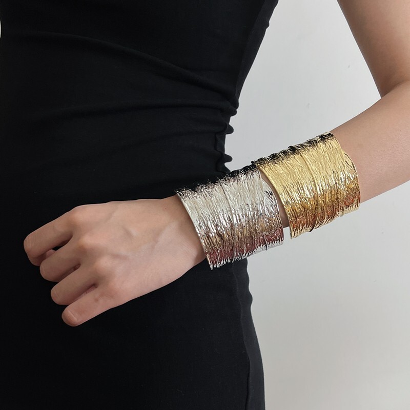 Niche designer retro exaggerated heavy three-dimensional relief texture gold irregular high-end open bracelet for women