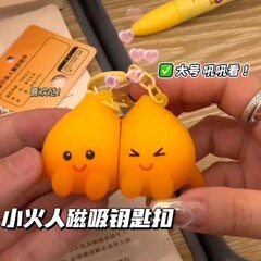 震える音の同じタイプの小さい火の人の公仔のアイデアのペンダントの火の苗の親友のカップルのおもちゃのプレゼントの磁気は火花のキーホルダーを吸います。
