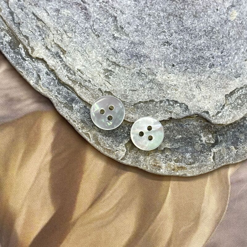 White Butterfly Double White Flat Three Holes Thickness 1.9-2.0mm Big Brand Fashion Work Clothing Hangzhou Warehouse Ready Stock